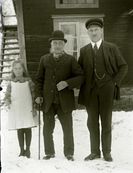 P G Hellsing med son och dotter.